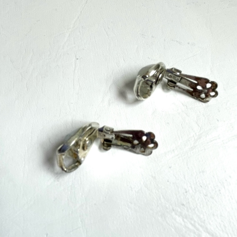 VINTAGE CORO WHITE OPAGUE THERMOSET CLUP ON EARRINGS SILVER HARDWARE - Picture 4 of 5
